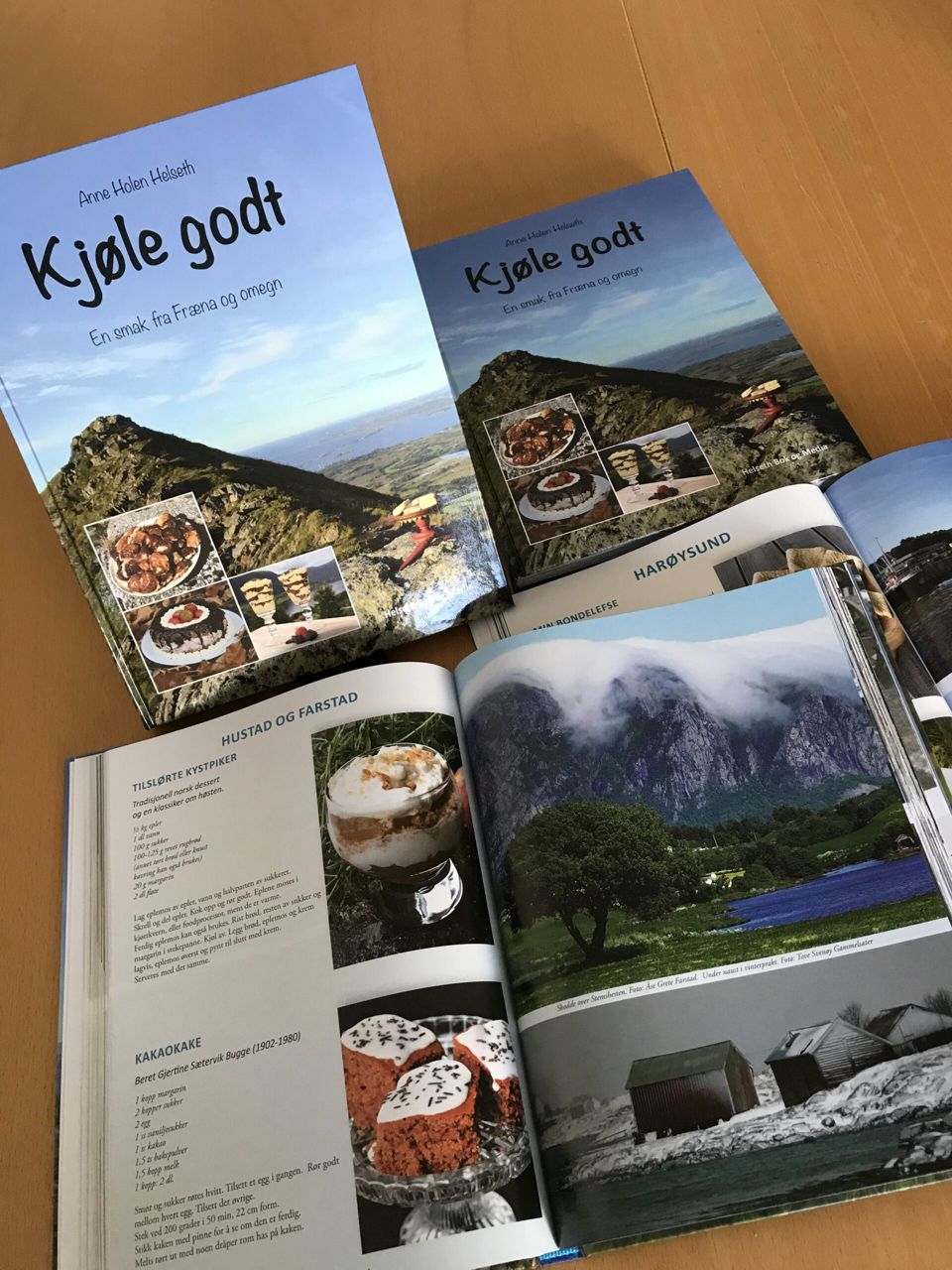 To eksemplarer av Kjøle godt og en oppslått bok med Tilslørte kystpiker og Kakaokake fra Hustad og Farstad.